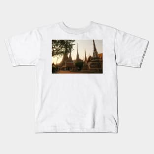 Mosaic tiled Buddha stupas at Wat Pho temple. Kids T-Shirt